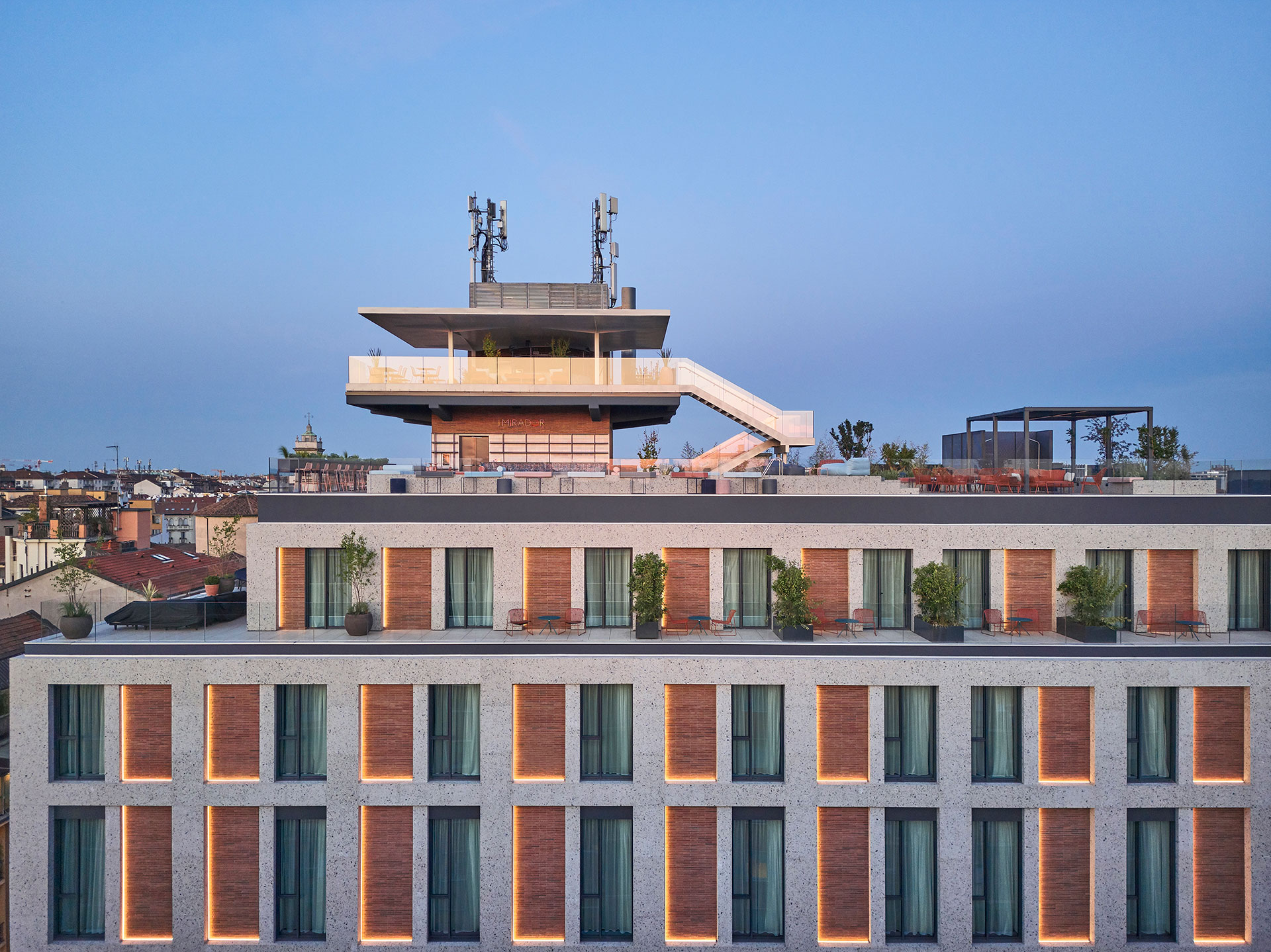 Hotel 21 House of Stories Milano con facciata moderna e struttura metallica panoramica "Mirador" sul rooftop realizzata da Fratelli Gelmini.