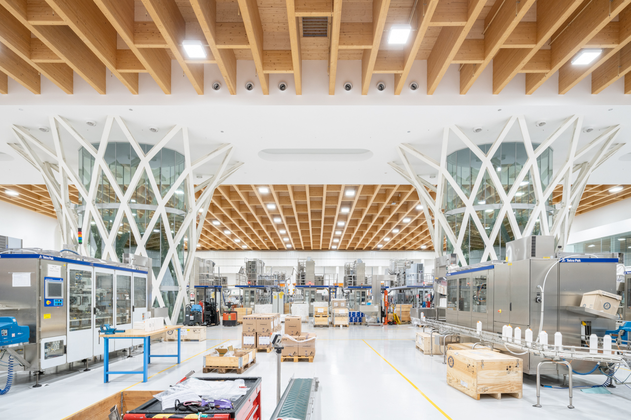 Interni Tetra Pak Research Hub con colonne in acciaio bianco a rete romboidale e soffitto in legno, carpenteria metallica architettonica Fratelli Gelmini.
