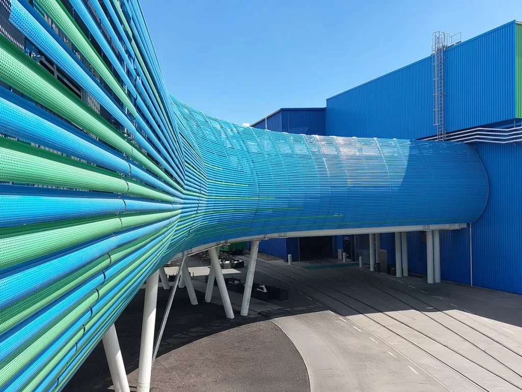 Copertura metallica curva con rivestimento colorato blu e verde presso edificio industriale per progetto Feralpi Stahl - Riesa (Germania) eseguito da Gelmini